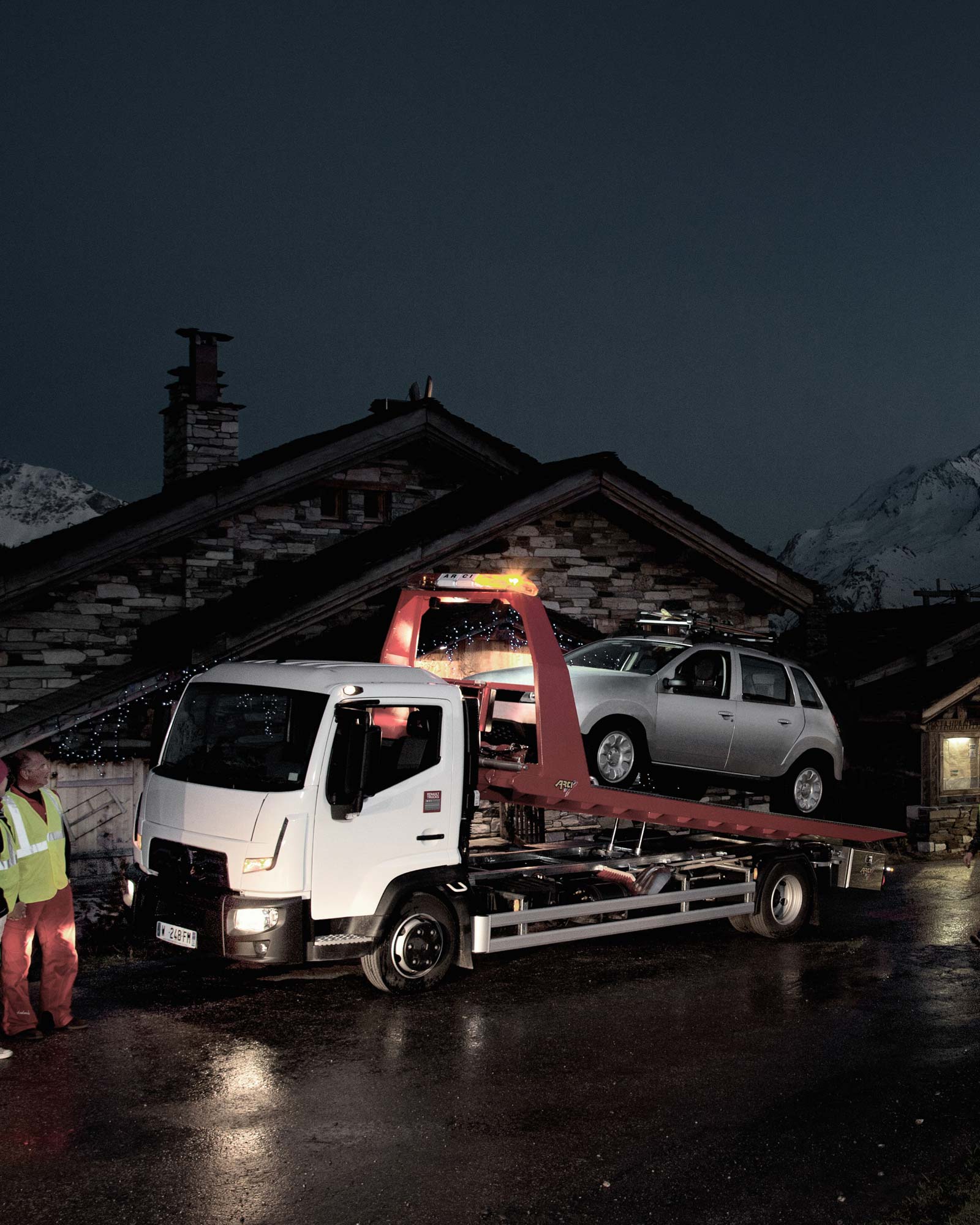 Renault D met auto oplegger opbouw s'nachts